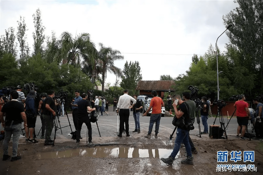 
突发！传奇球星马拉多纳去世！阿根廷悼念三日‘十大外围足球平台app’(图5)