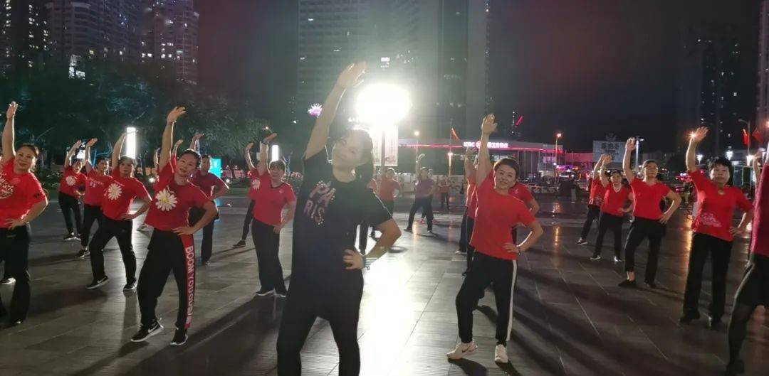 十大外围足球平台app:
舞起来!乐起来!周日一起围观福田区广场健身舞展演吧(图8) 十大外围足球平台app:
舞起来!乐起来!周日一起围观福田区广场健身舞展演吧(图8)