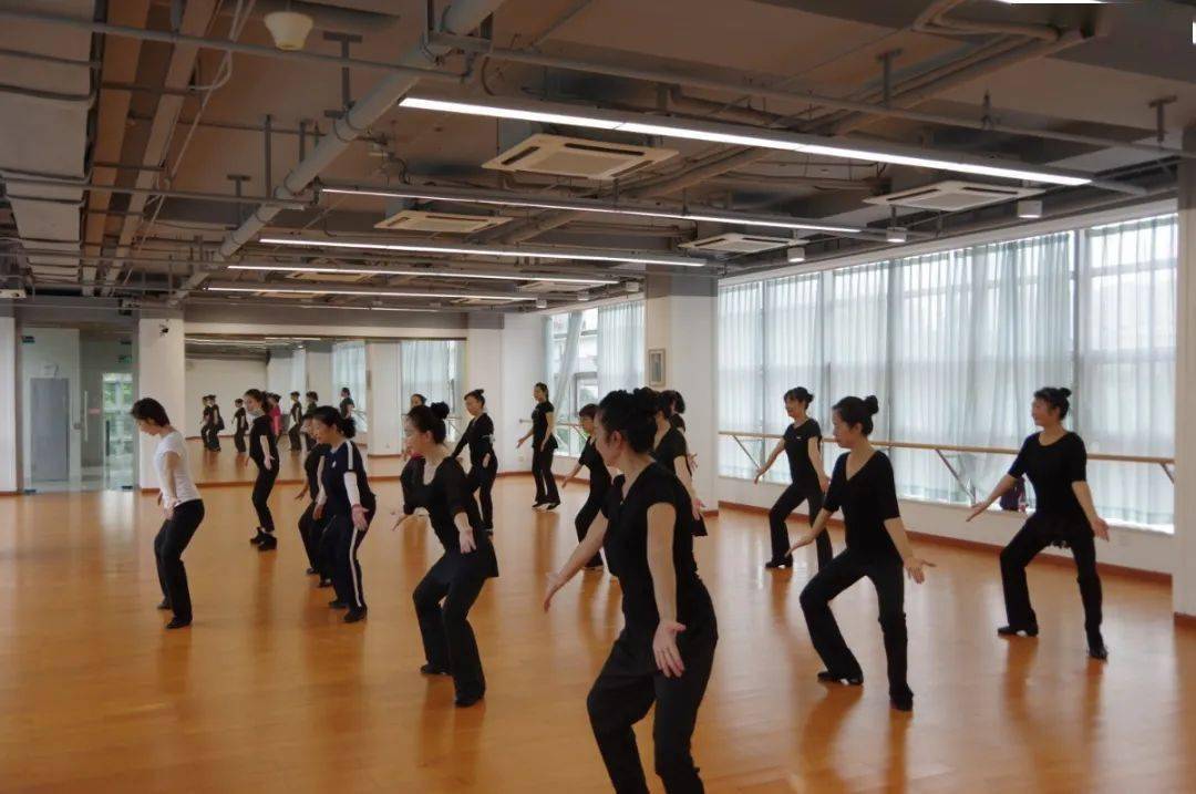 十大外围足球平台app:
舞起来!乐起来!周日一起围观福田区广场健身舞展演吧(图11) 十大外围足球平台app:
舞起来!乐起来!周日一起围观福田区广场健身舞展演吧(图11)